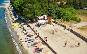 Im grünen verborgen liegt der Club Orient direkt am Meer. - Foto: Volker Lannert